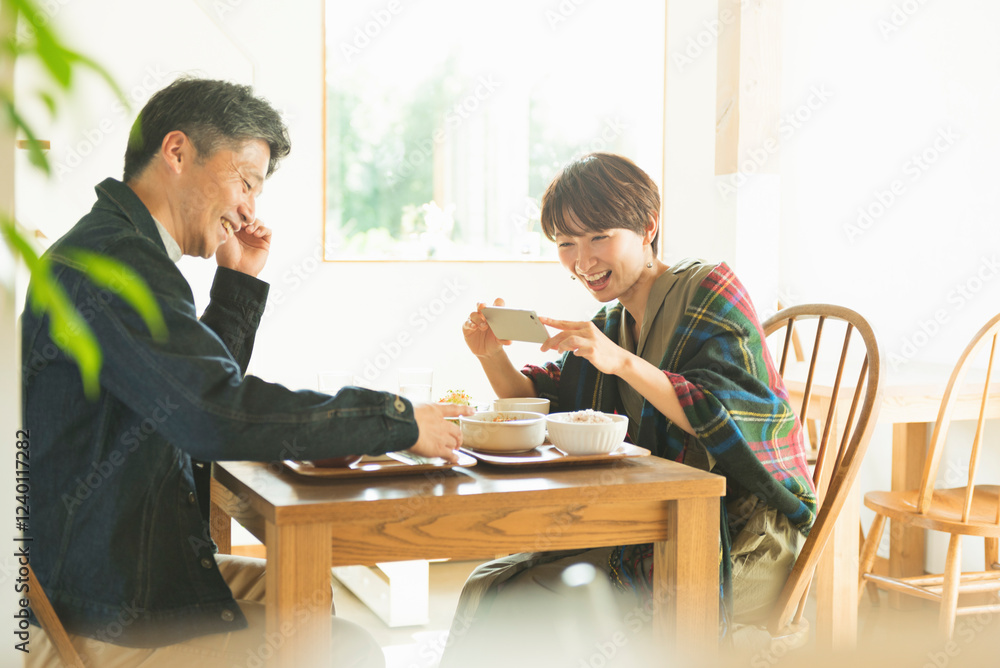 休日をカフェで過ごす日本人夫婦 休日をカフェで過ごす日本人夫婦