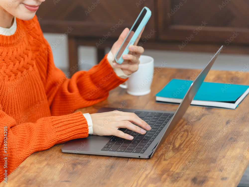 Φωτογραφία スマホ、ノートパソコン、PC、DX、デジタル、スマートフォン、カフェ、操作、ビジネス、手元、顔なし、共有、認証、2段階認証、2FA、ネットバンキング、振り込み、