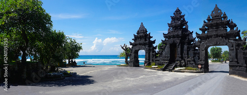 Obraz na płótnie View of the Entrance Gates to Melasti Beach in Bali, Indonesia w salonie