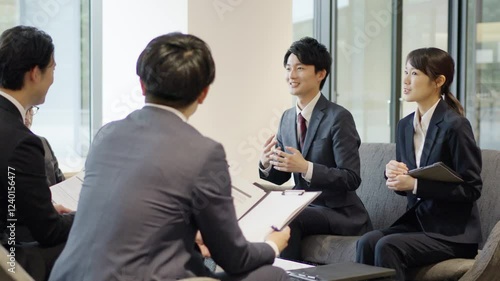 会議をするアジア人ビジネスマン