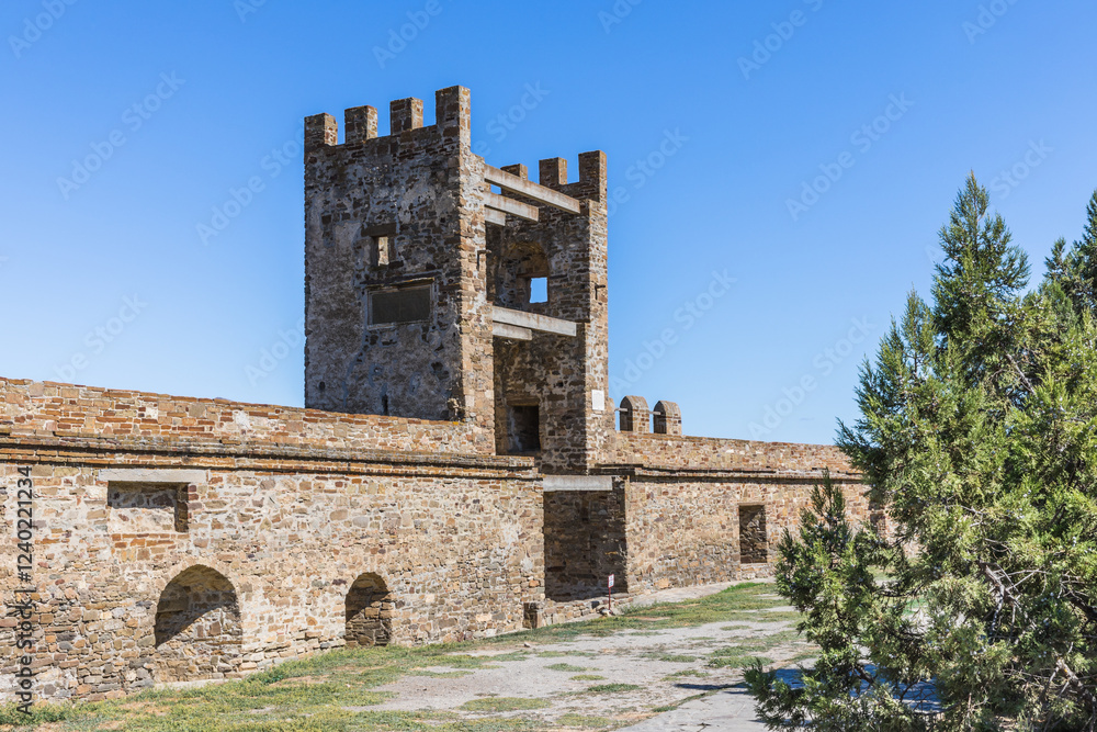 Φωτογραφία Towers and walls of an ancient stone Genoese fortress in Sudak on the Black Sea coast in Crimea, Russia