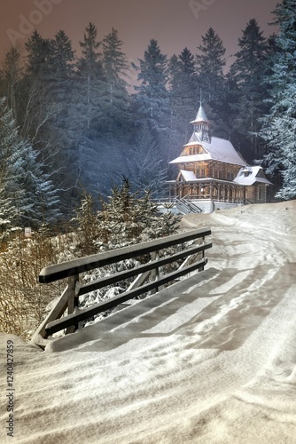 Zakopane: Kaplica na Jaszczurówce w śnieżny, mroźny poranek z opadami śniegu