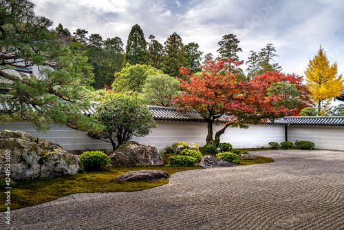Obraz na płótnie A shinto shrine zen garden in a temple in Kyoto taken in Autumn w salonie