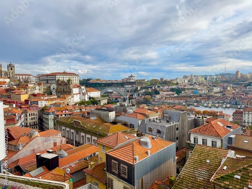 Vistas de Porto y Gaia, con el puente al fondo.