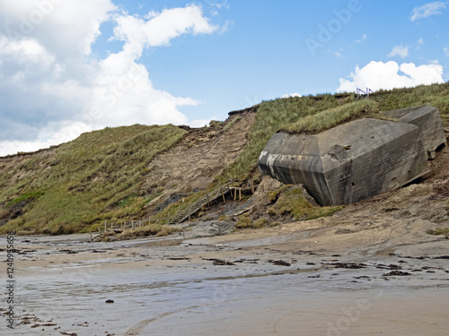 Eine alte Bunkeranlage rutscht aufgrund von Erosion von den Dünen auf den Strand der dänischen Nordseeküste photo