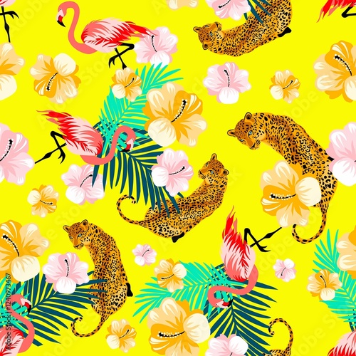 flamingos con leopardos con hojas y flores sobre fondo amarillo