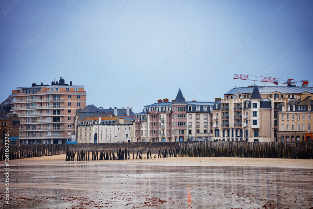 Obraz premium Charming seaside old town Saint Malo at tide view from harbor