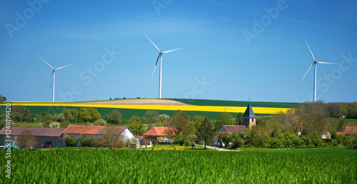 Windenergieanlage in einem Windpark mit Rapsfeld bei Clusy, Dorf in der Bourgogne, Panorama