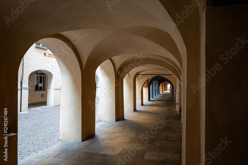 Prospettiva dei portici tipici delle storiche cittadine italiane. photo