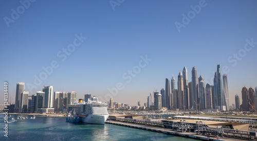 Dubai Hafen mit Kreuzfahrtschiff und Hochhäuser