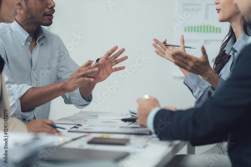 Foto Business Professionals Meeting: A close-up image capturing a diverse group of professionals engaged in a lively discussion at a boardroom table
