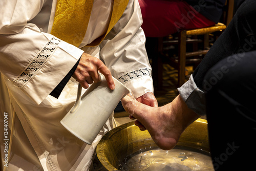 Cuadro en lienzo Maundy Thursday celebration in Saint Philippe du Roule catholic church,  Paris, France