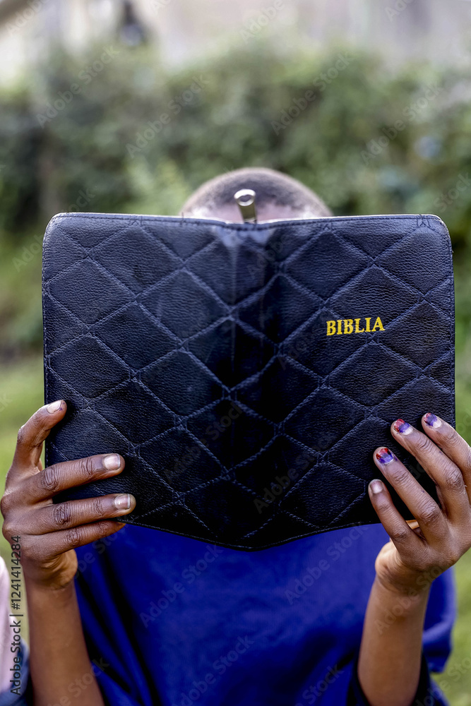 Φωτογραφία Wa-arusha girl reading a bible in N’giresi village, Tanzania