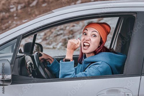 Obraz na płótnie Angry female driver shaking fist at another car while driving w salonie