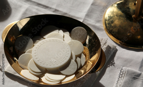 Fotografie hosts during the catholic mass, symbolizing the body of christ offered to the fa