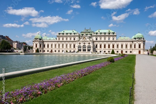 Obraz na płótnie Belvedere chateaux in Vienna, Austria with Grosse Basin pool, purple flowers, unrecognizable tourists w salonie