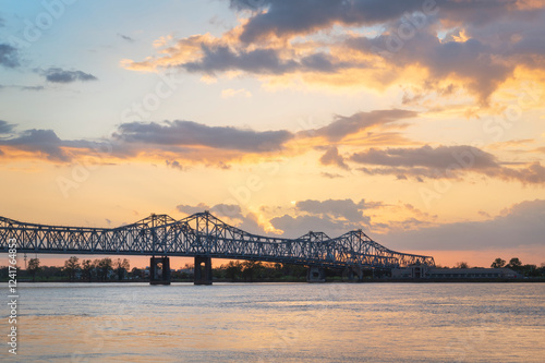 Obraz na płótnie Natchez-Vidalia Bridge over the Mississippi River at sunset. Seen from Natchez, Mississippi w salonie