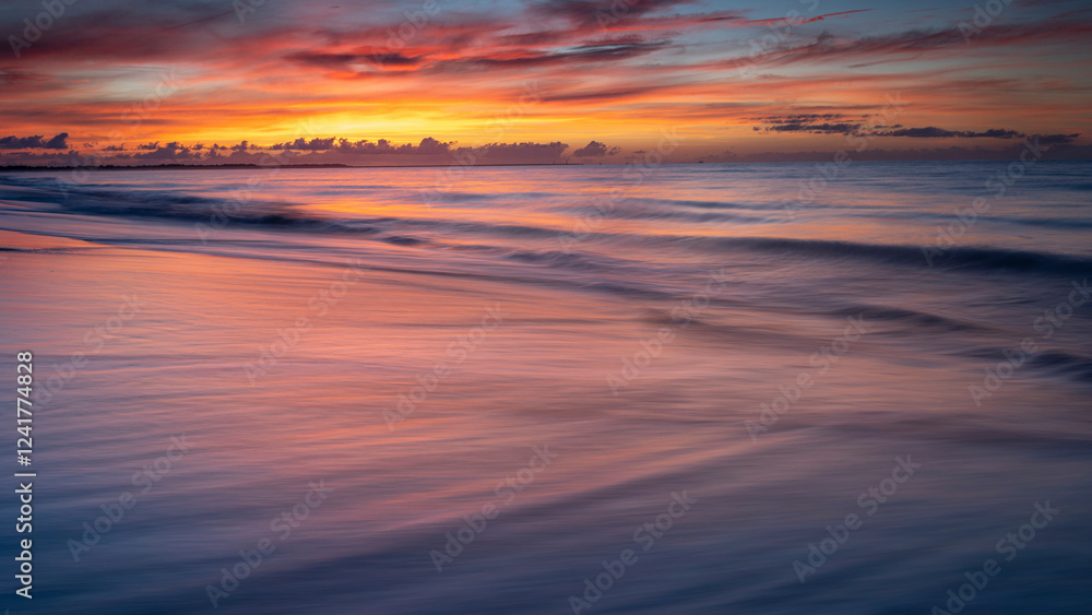 Obraz premium USA, New Jersey, Cape May National Seashore. Sunrise on ocean shore.