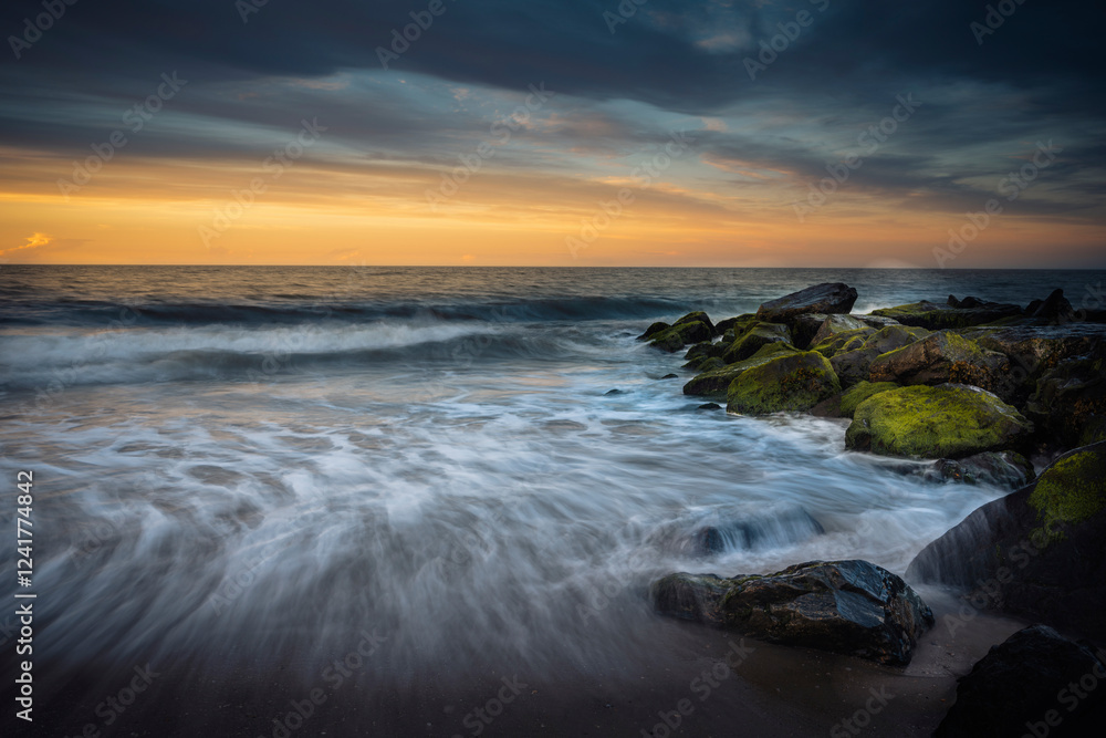 Obraz premium USA, New Jersey, Cape May National Seashore. Sunrise on ocean shore.