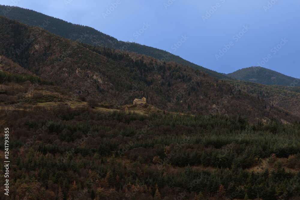 Chapelle d'En perchée sur une colline dans les Pyrénées Chapelle d'En perchée sur une colline dans les Pyrénées