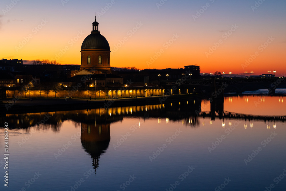 Obraz premium Dome of La Grave and Its Reflection in the Waters of the Garonne at Sunset in Toulouse