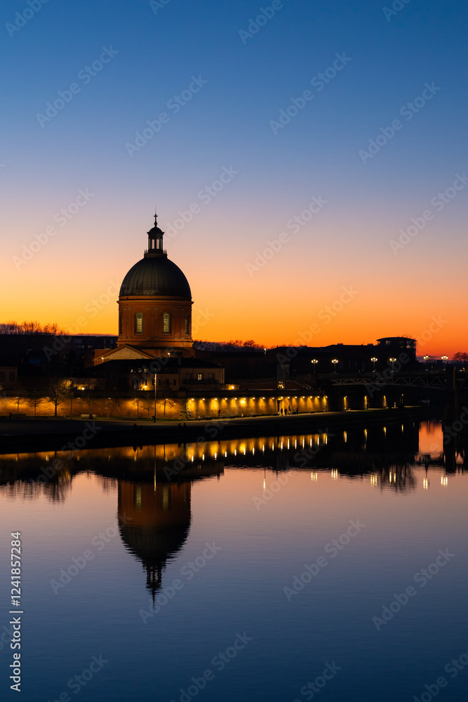 Obraz premium Dome of La Grave and Its Reflection in the Waters of the Garonne at Sunset in Toulouse