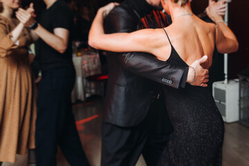 Acrylglasbilder Tanzschule Tango Tanzpaare im roten Ballsaal  © tsuguliev