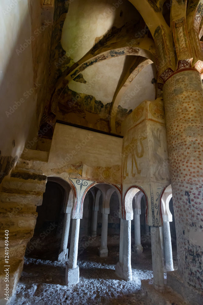 Φωτογραφία Arches and pillars inside of Hermitage of San Baudelio de Berlanga, province of Soria, Spain