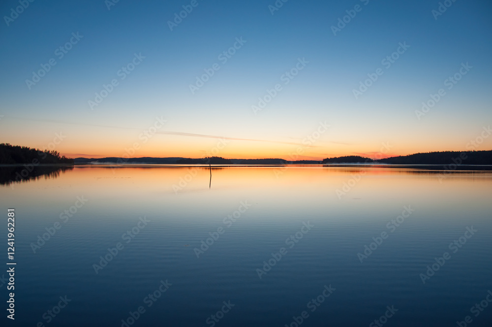 Obraz premium Early summer night by a calm lake in Finland