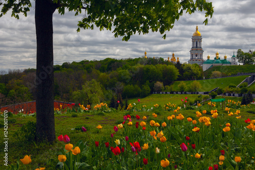 Slika na platnu Kyiv city view flom park Slavy ( immortal glory) with tulips flowerbed