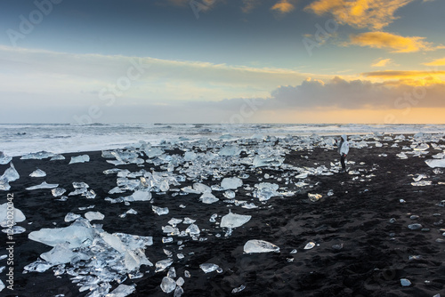 Obraz na płótnie Amazing sunset over the Diamond Beach, volcanic black beach with icebergs from the Jokulsarlon glacier lagoon, Iceland w salonie