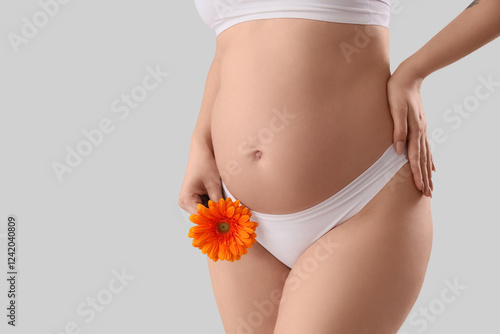 Young pregnant woman in und...