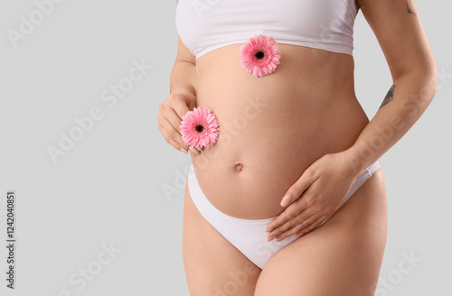 Young pregnant woman in und...