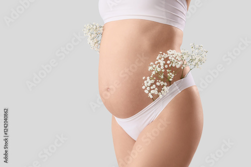 Young pregnant woman in und...