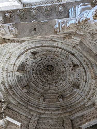 Obraz na płótnie A dome with flowery patterns receding into the center on marble Udaipur, India w salonie