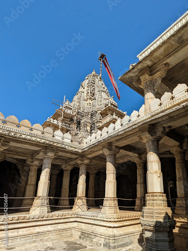 Obraz na płótnie Perfect spring day at the temple of marble near Udaipur, India w salonie