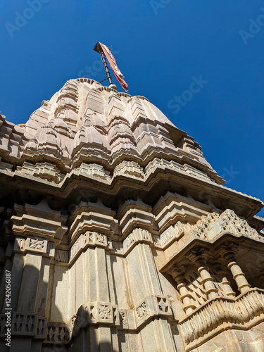 Obraz na płótnie The giant temple tower, all in marble, Udaipur, India w salonie