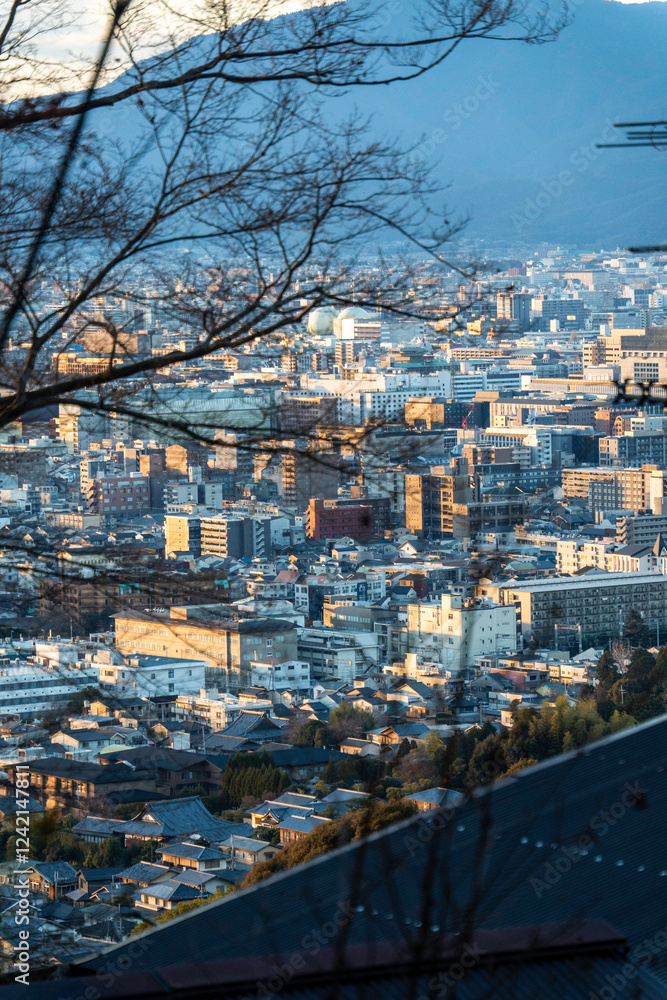 Naklejka premium a view of the sunset over Kyoto, Japan