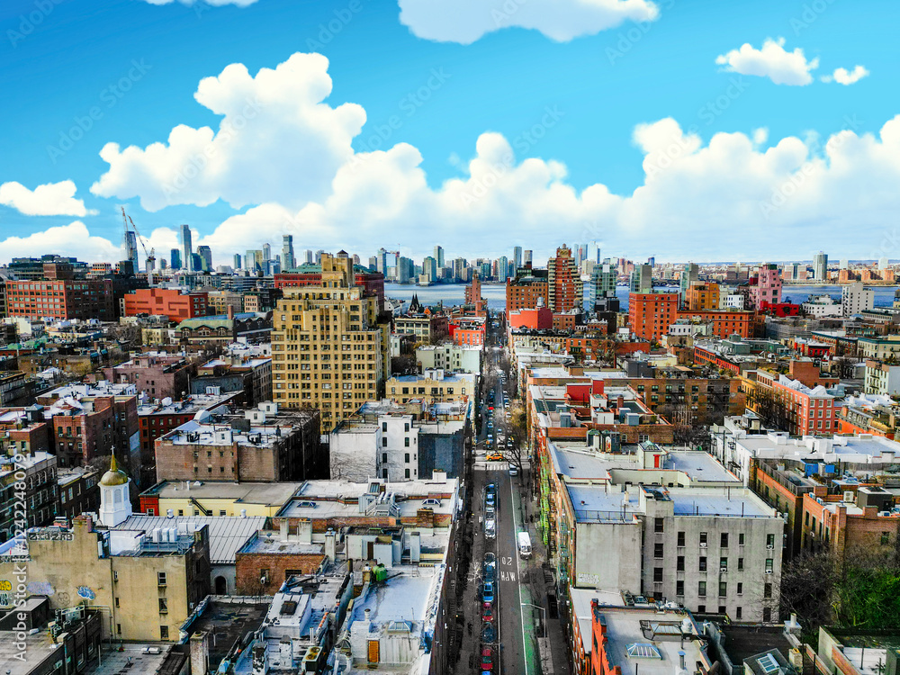 Obraz premium Aerial view of a vibrant city neighborhood under a bright, sunny sky.