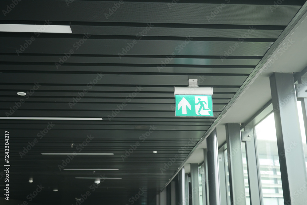 Naklejka premium Exit sign indicating emergency route in a modern building