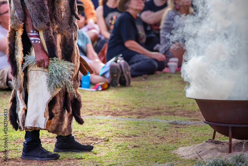 Foto Human hands hold wooden dish with Australian plant branches, the smoke ritual ri