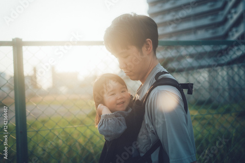 お父さんに抱っこされる子ども