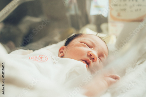 産婦人科のベッドで眠る赤ちゃん
