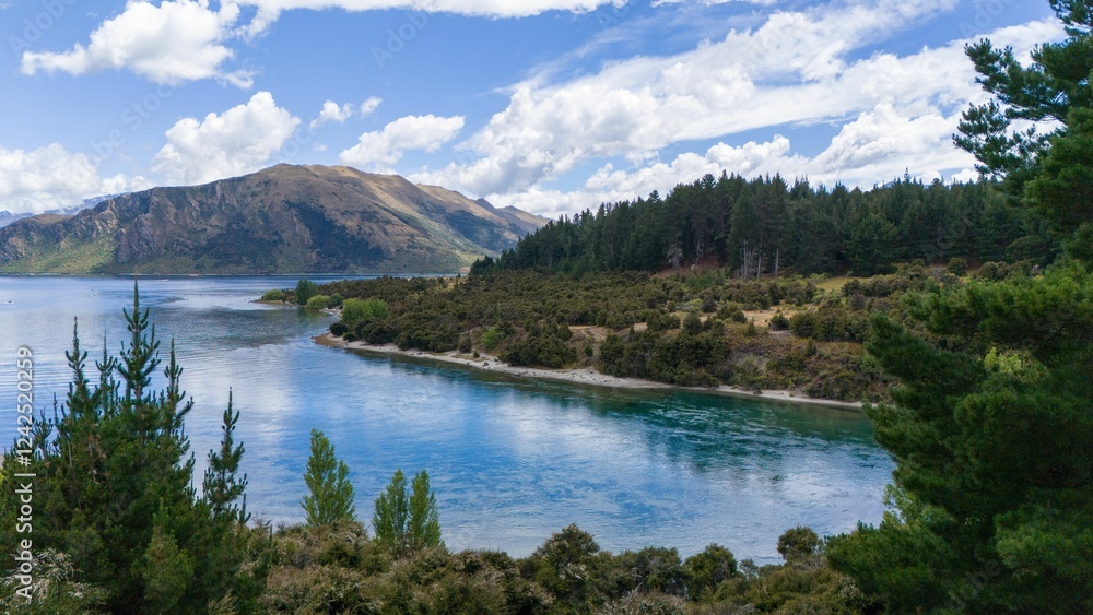 Naklejka premium Scenic view of Lake Wanaka with mountains.