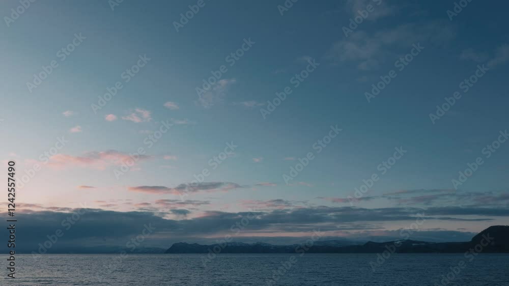 ブルーのグラデーションの夕日と大きな入り江と細長い岬のシルエット ブルーのグラデーションの夕日と大きな入り江と細長い岬のシルエット