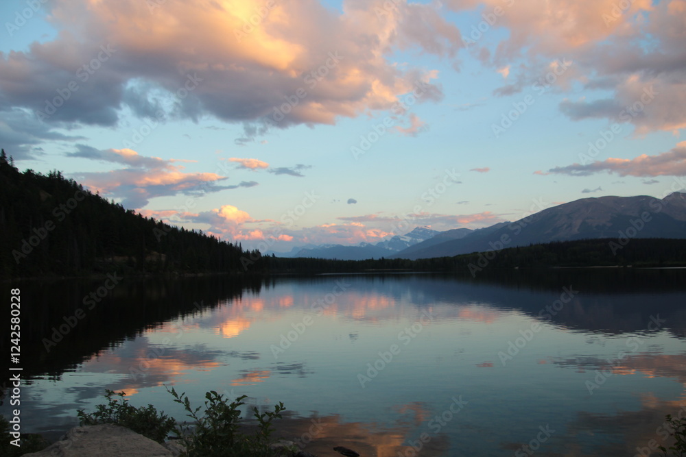 Fototapeta premium Sunset Colors On The Lake, Jasper National Park, Alberta