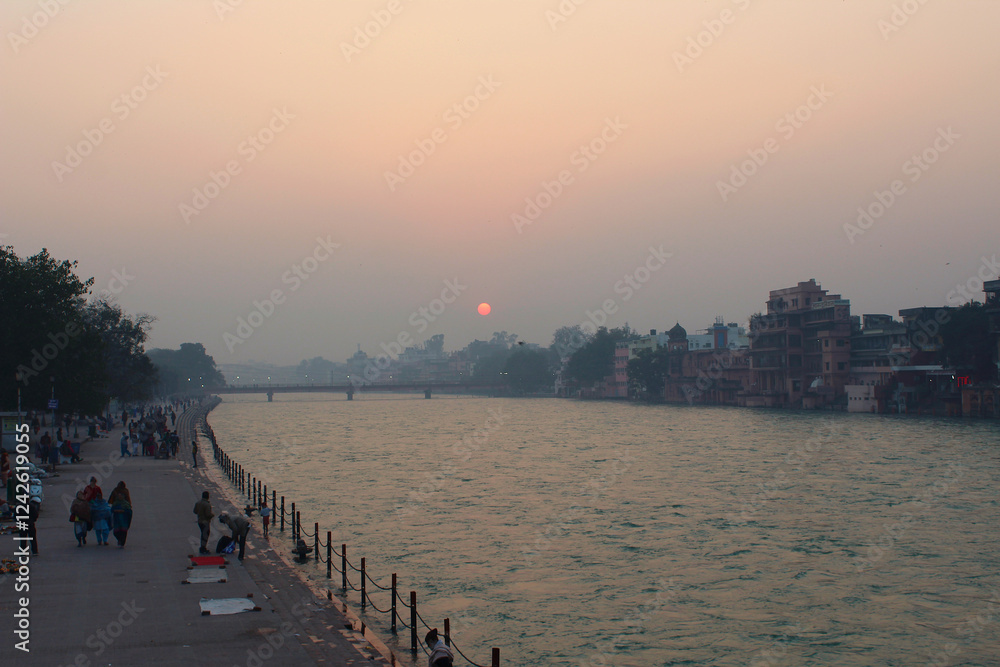 Obraz premium people walking in the footpath at the river ganga ghat in the evening