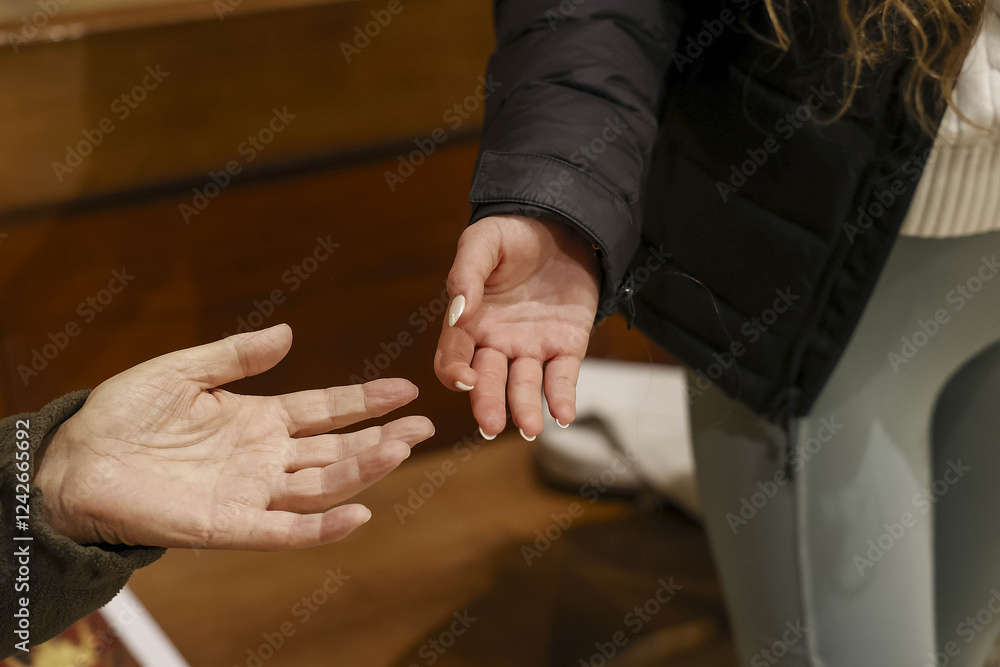 Obraz premium Maundy Thursday celebration in Saint Philippe du Roule catholic church, Paris, France. Faithful joining hands during Our Father prayer.