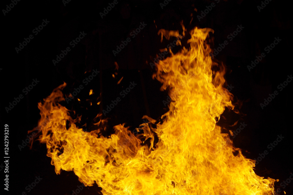 Obraz premium Burning flames on a black background.