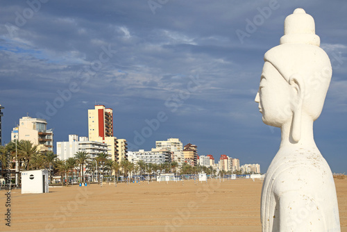 Canvas Print buda blanco estatua en la arena de la playa de gandía con chiringuito  4M0A7052-